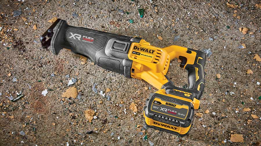 La scie sabre sans fil DEWALT DCS386 : performances, polyvalence et confort  - Zone Outillage